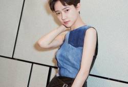 圈内爆料焦俊艳打伞,时尚感十足引热议